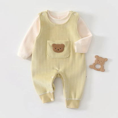 Kuscheliger Baby Strampler mit Bärchen-Tasche