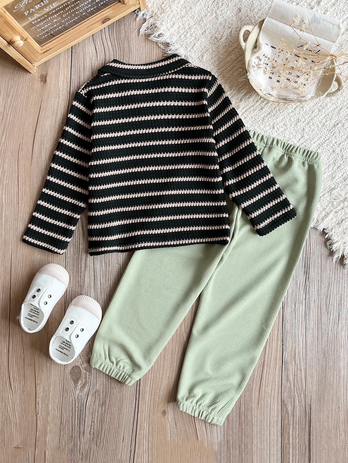 Jungen Set mit Streifenpullover & Jogginghose – 2-teilig in Schwarz/Salbei