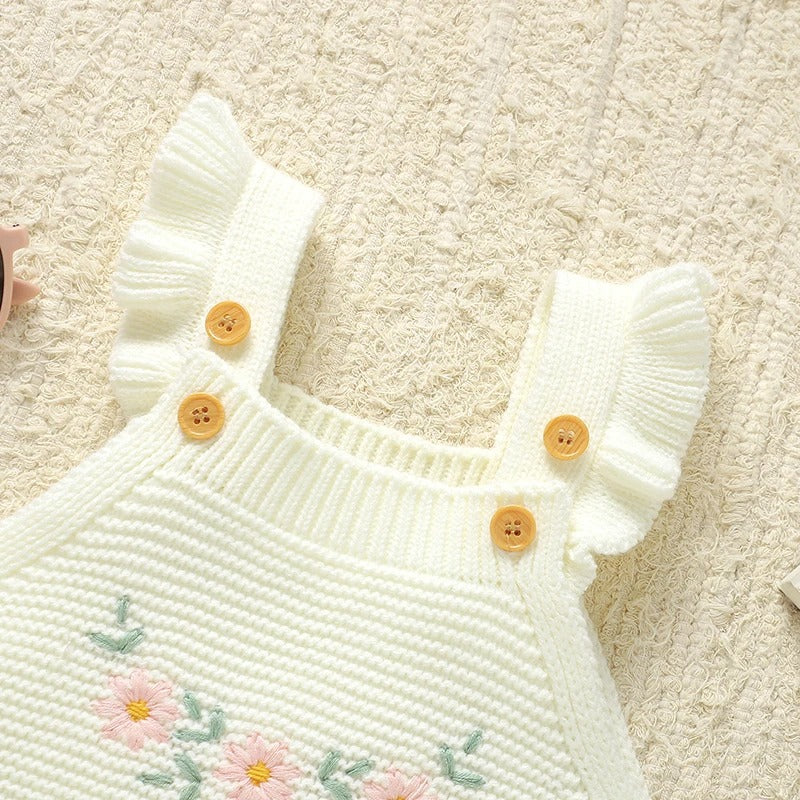 Baby Strickoverall mit Rüschen & Blumenstickerei – Gestrickter Baby Einteiler