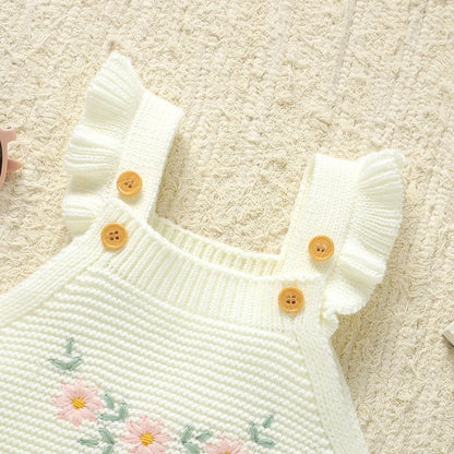 Baby Strickoverall mit Rüschen & Blumenstickerei – Gestrickter Baby Einteiler