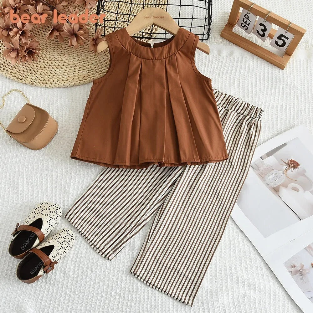 Modernes Kinder Outfit – ärmellose Bluse mit Streifenhose