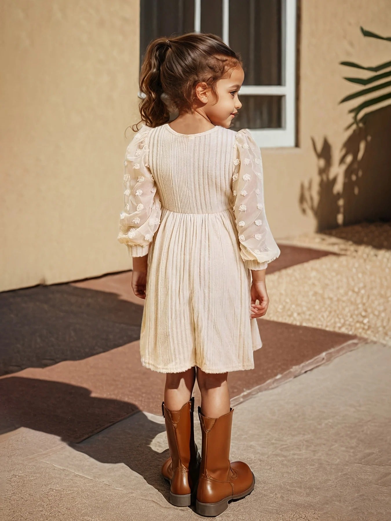 Cordkleid mit bestickten Tüllärmeln