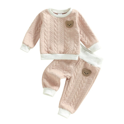 Zweiteiliges Baby-Set aus Steppstoff mit Bärenpatch – Pullover & Hose