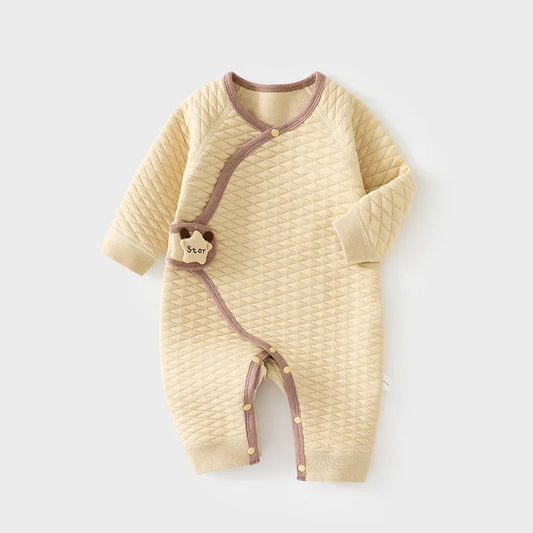 Gesteppter Baby Strampler aus Baumwolle – weicher Wickelstrampler mit Tiermotiv