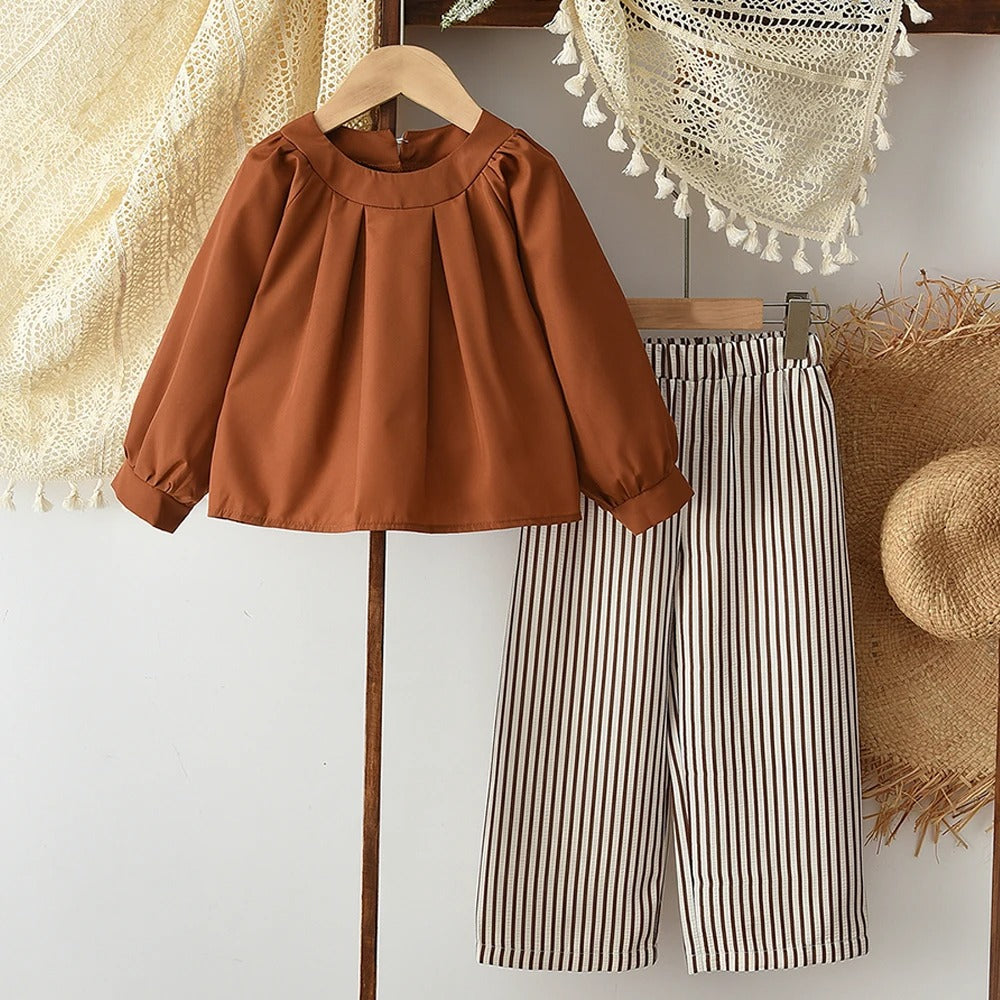 Elegantes Kinder Outfit – Bluse mit Falten & gestreifte Hose