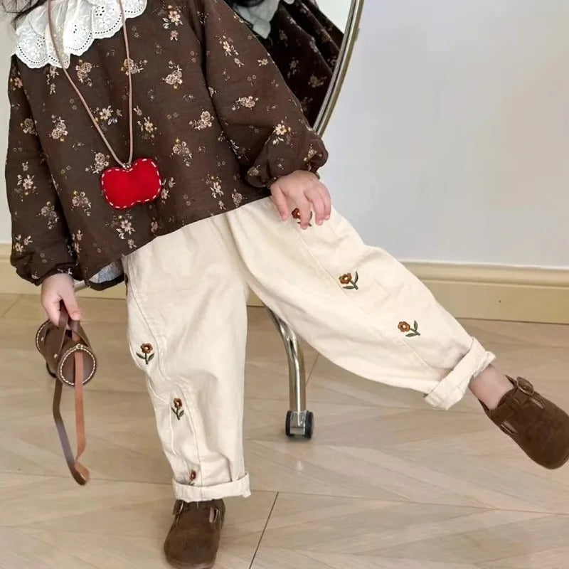 Mädchen Hose mit Blumenstickerei – Bequeme Kinderhose im natürlichen Look