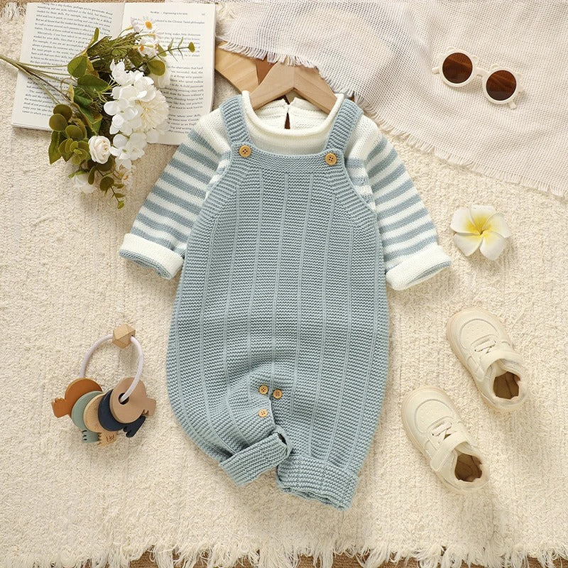 Baby Strickset 2-teilig – Pullover & Strampler mit Latz in Salbeigrün