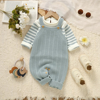 Baby Strickset 2-teilig – Pullover & Strampler mit Latz in Salbeigrün