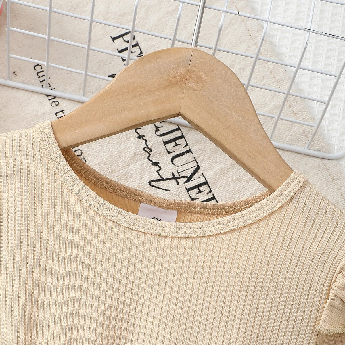 Beiges Festtags-Glitzerkleid mit Tüllrock & goldenen Sternen