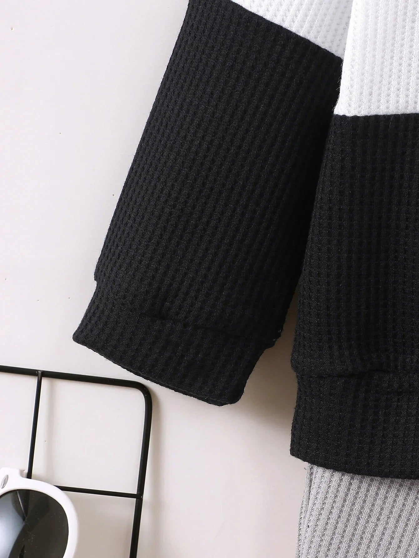 2-teiliges Jungen Set in Waffelstruktur – Grau, Weiß & Schwarz