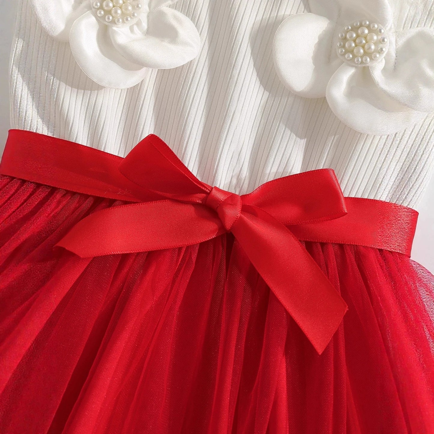 Festliches Kinderkleid mit 3D-Blumen & rotem Tüllrock