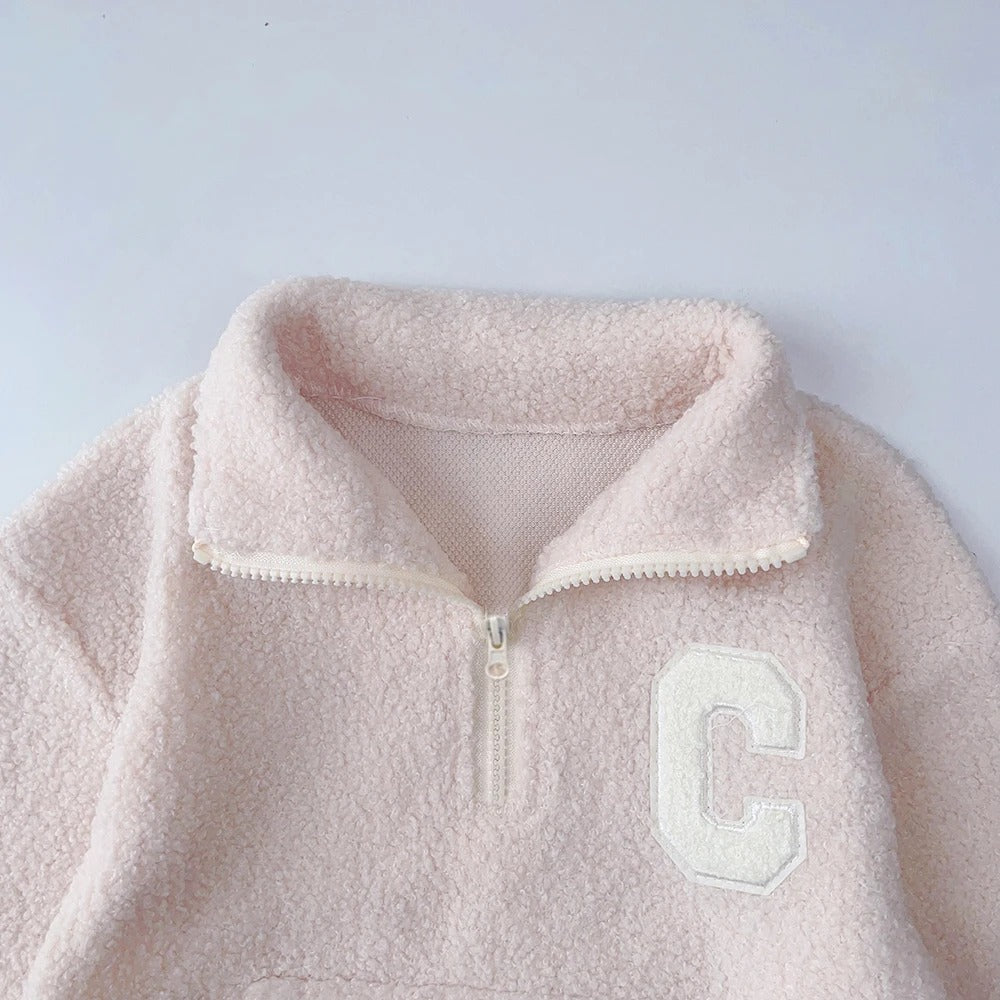 Kuscheliges Teddy-Outfit mit Reißverschluss & Stickerei