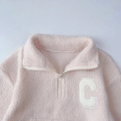 Kuscheliges Teddy-Outfit mit Reißverschluss & Stickerei