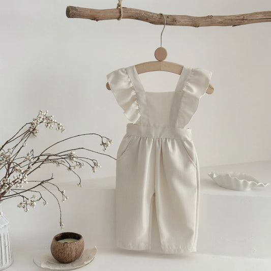 Baby Latzhose mit Rüschen – zeitloser Minimal-Look