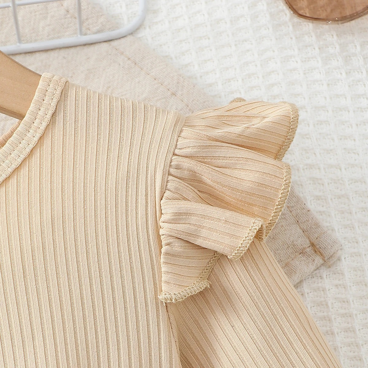 Beiges Festtags-Glitzerkleid mit Tüllrock & goldenen Sternen