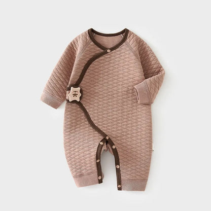 Gesteppter Baby Strampler aus Baumwolle – weicher Wickelstrampler mit Tiermotiv