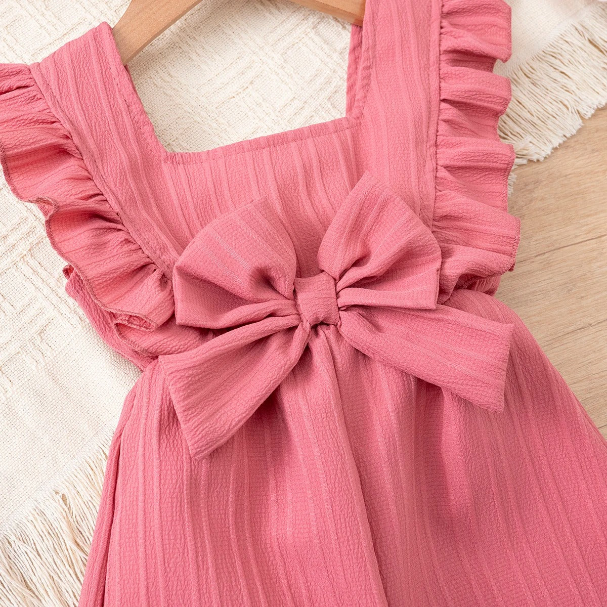 Mädchen Jumpsuit mit Schleife & Rüschen – verspielt & bequem zugleich