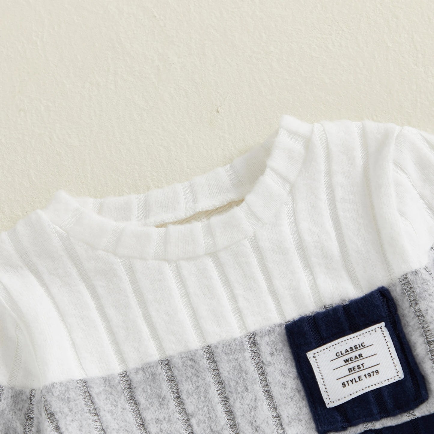 Zweiteiliges Strickset für Jungen – weicher Pullover & Hose in Navy mit Strukturmuster