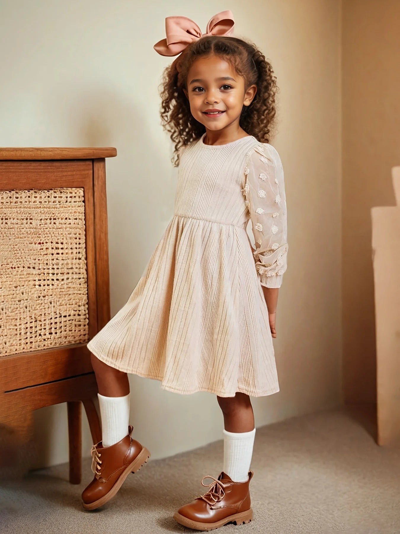 Cordkleid mit bestickten Tüllärmeln