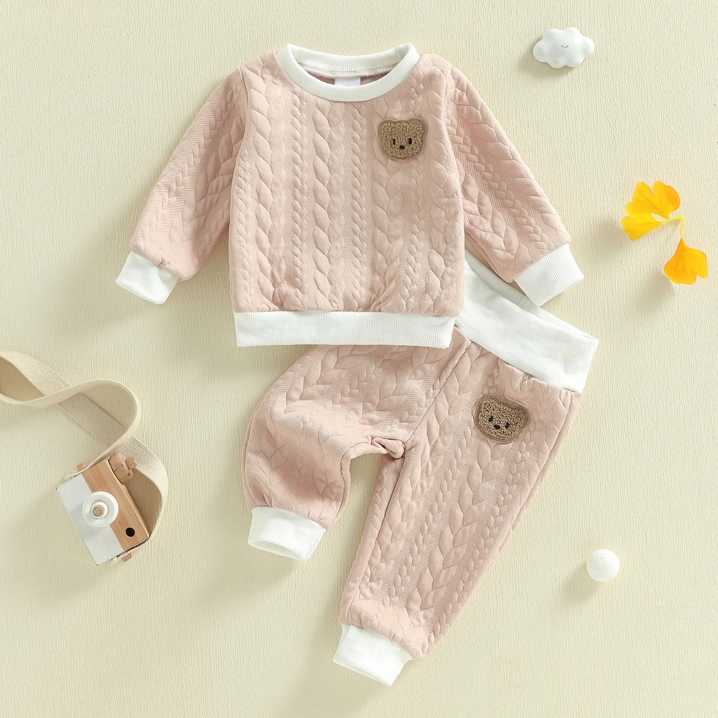 Zweiteiliges Baby-Set aus Steppstoff mit Bärenpatch – Pullover & Hose