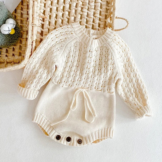 Strick Baby Body mit Lochmuster und Bindeband – Langarm Body für Mädchen