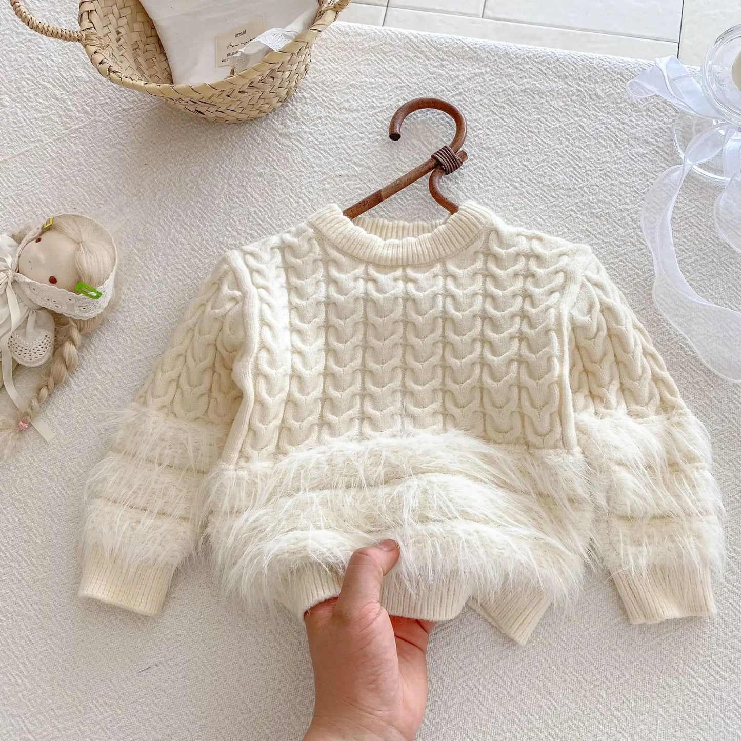 Eleganter Strickpullover mit Kunstfell-Details