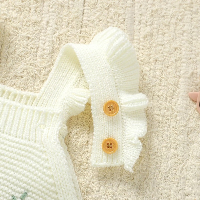 Baby Strickoverall mit Rüschen & Blumenstickerei – Gestrickter Baby Einteiler