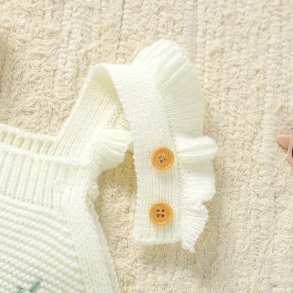 Baby Strickoverall mit Rüschen & Blumenstickerei – Gestrickter Baby Einteiler