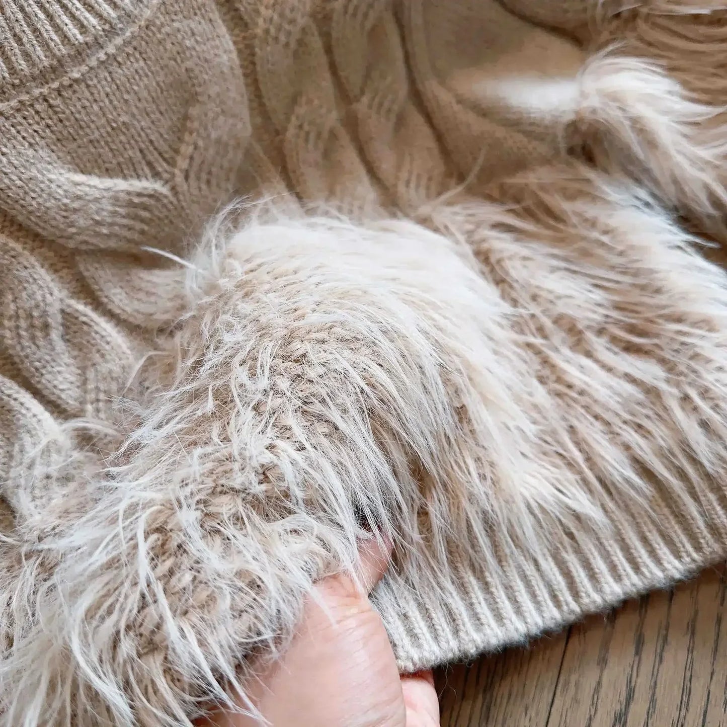 Edler Strickpullover mit Kunstfell-Details