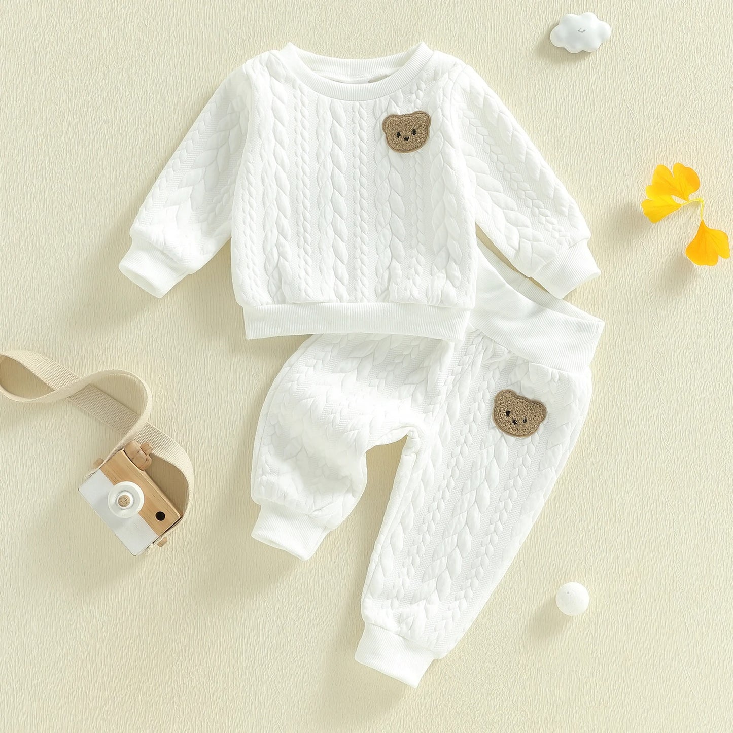 Zweiteiliges Baby-Set aus Steppstoff mit Bärenpatch – Pullover & Hose