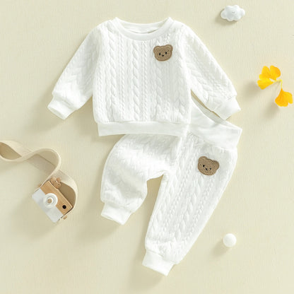 Zweiteiliges Baby-Set aus Steppstoff mit Bärenpatch – Pullover & Hose