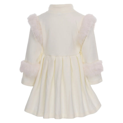 Festlicher Mädchenmantel mit Kunstfellbesatz – warm gefüttert & edel in Creme