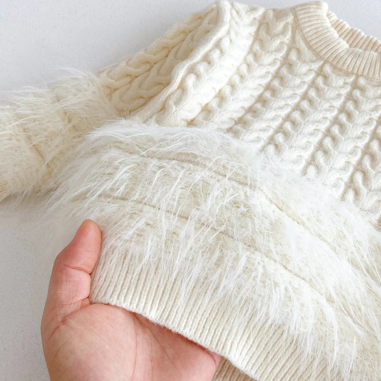 Eleganter Strickpullover mit Kunstfell-Details