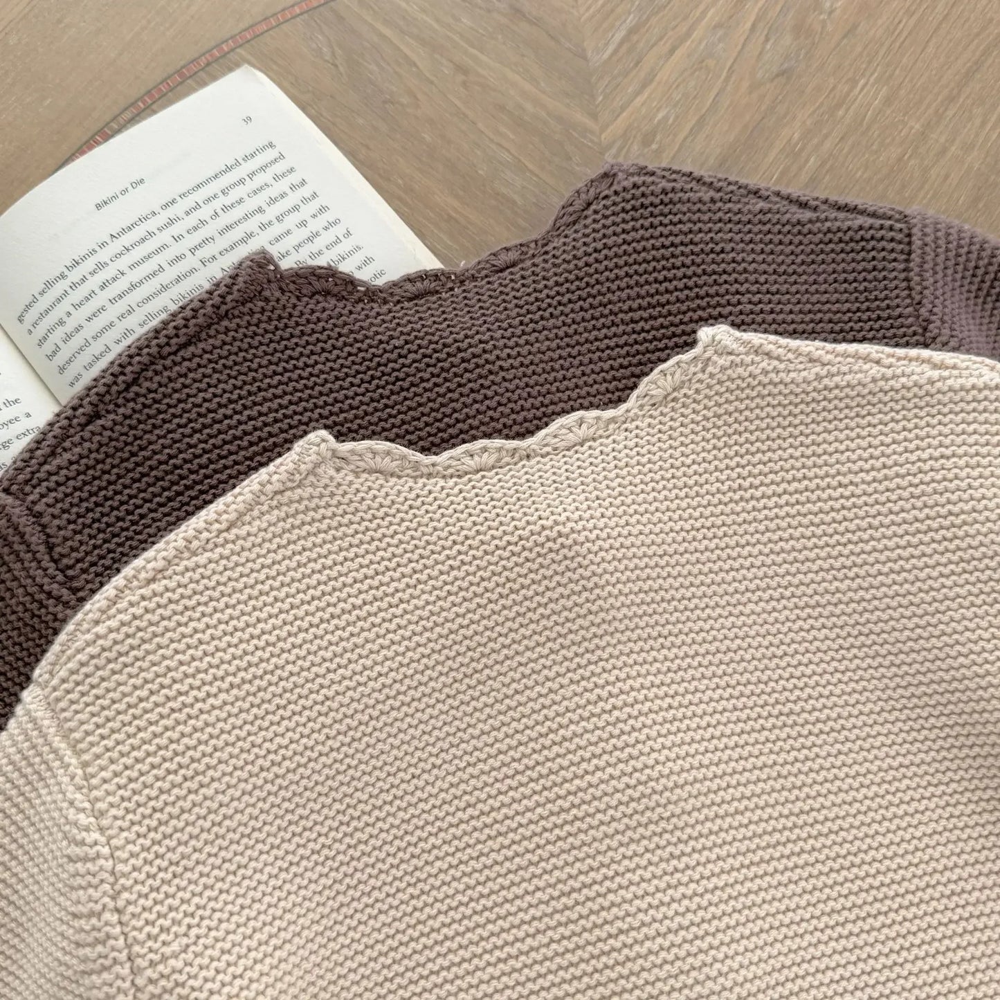 Baby Strickjacke mit Holzknöpfen