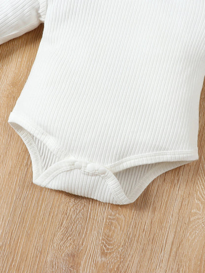 2-teiliges Baby Set mit Latzhose & Body – verspieltes Design