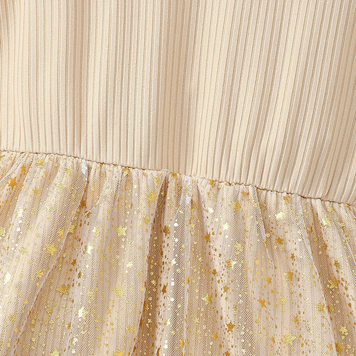 Beiges Festtags-Glitzerkleid mit Tüllrock & goldenen Sternen