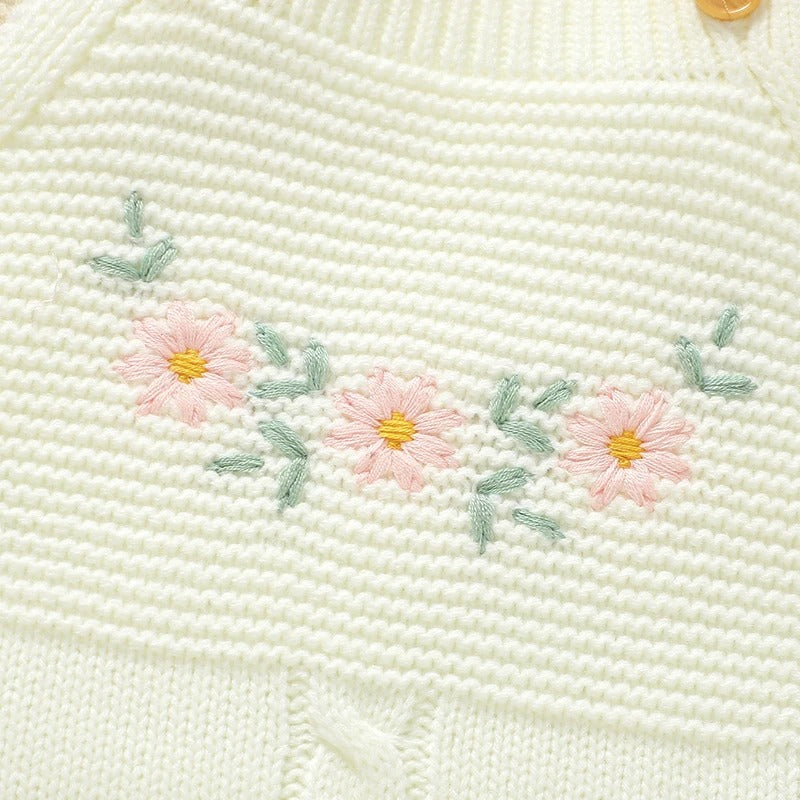 Baby Strickoverall mit Rüschen & Blumenstickerei – Gestrickter Baby Einteiler