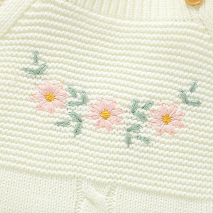 Baby Strickoverall mit Rüschen & Blumenstickerei – Gestrickter Baby Einteiler