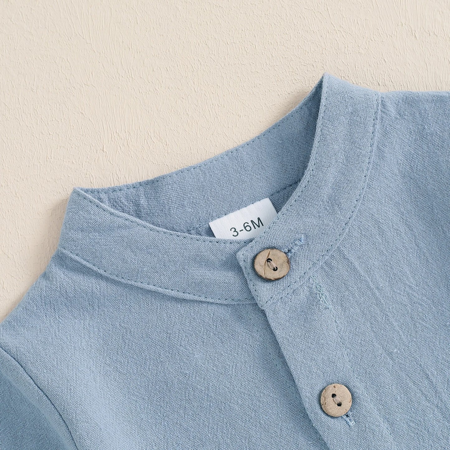 Minimalistischer Baby-Body mit Holzknöpfen – Langarm Body für Jungen (Größe 50–86)