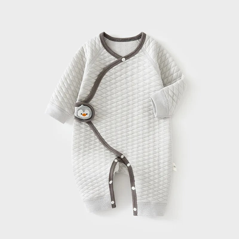 Gesteppter Baby Strampler aus Baumwolle – weicher Wickelstrampler mit Tiermotiv