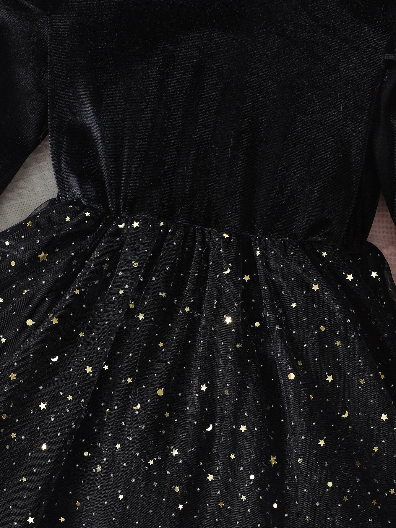 Samtiges Weihnachtskleid mit Glitzersternen & Kunstfellbesatz