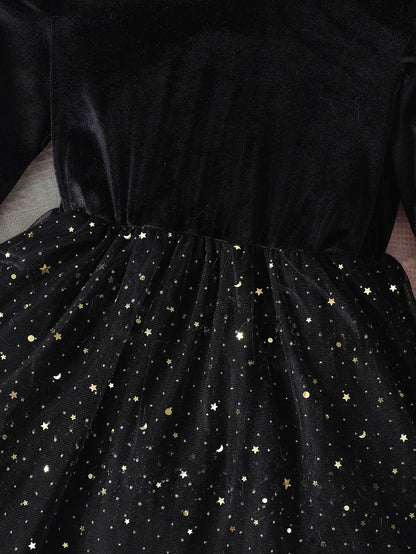 Samtiges Weihnachtskleid mit Glitzersternen & Kunstfellbesatz