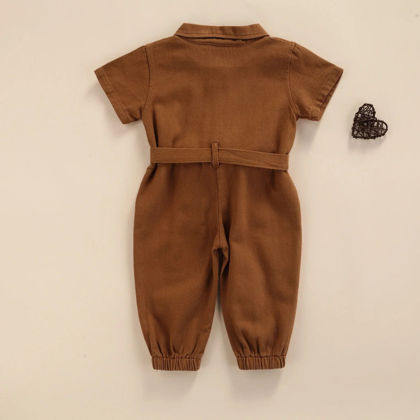 Kinder Jumpsuit mit Gürtel aus Baumwolle – Kurzarm Overall mit Knöpfen & Taschen