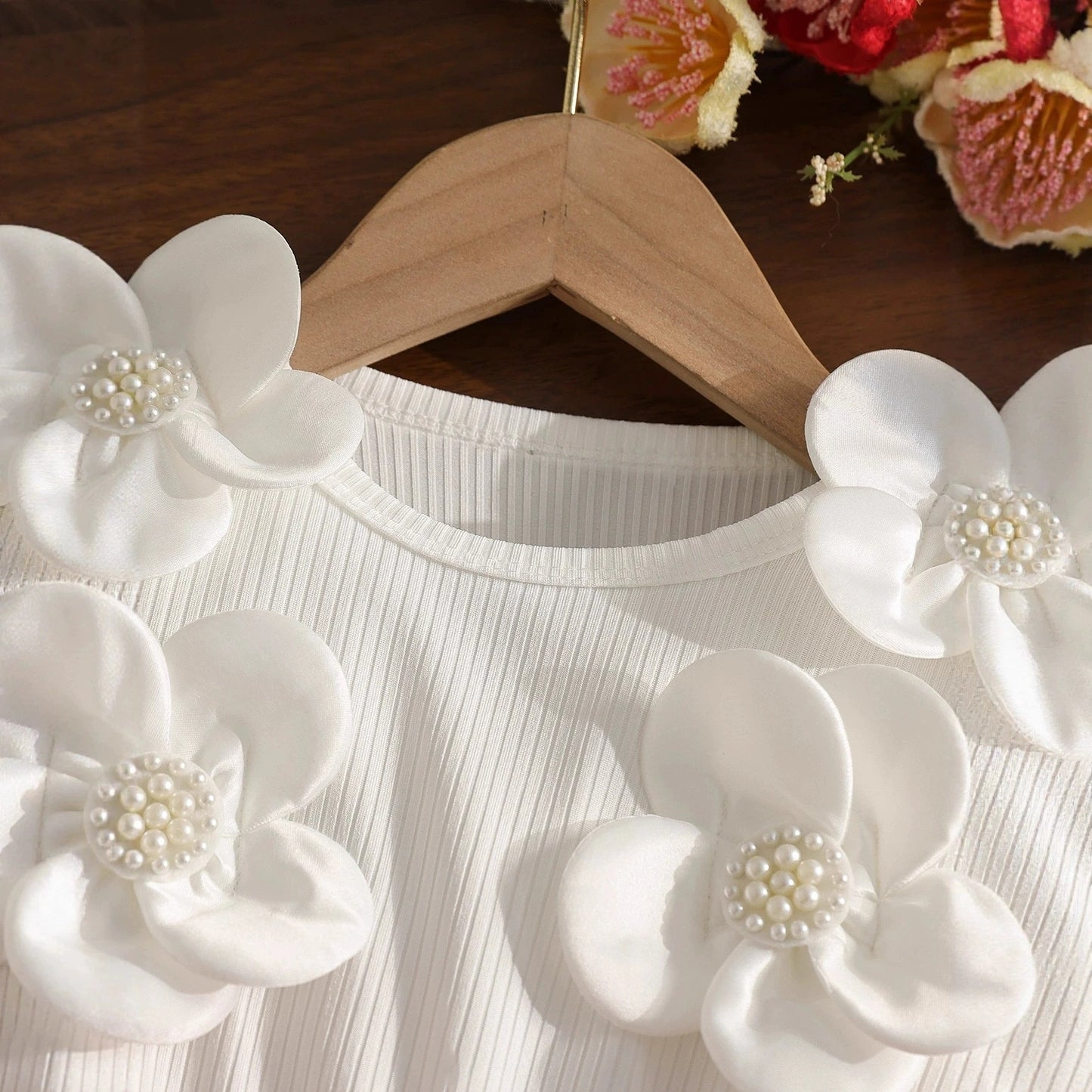 Festliches Kinderkleid mit 3D-Blumen & rotem Tüllrock