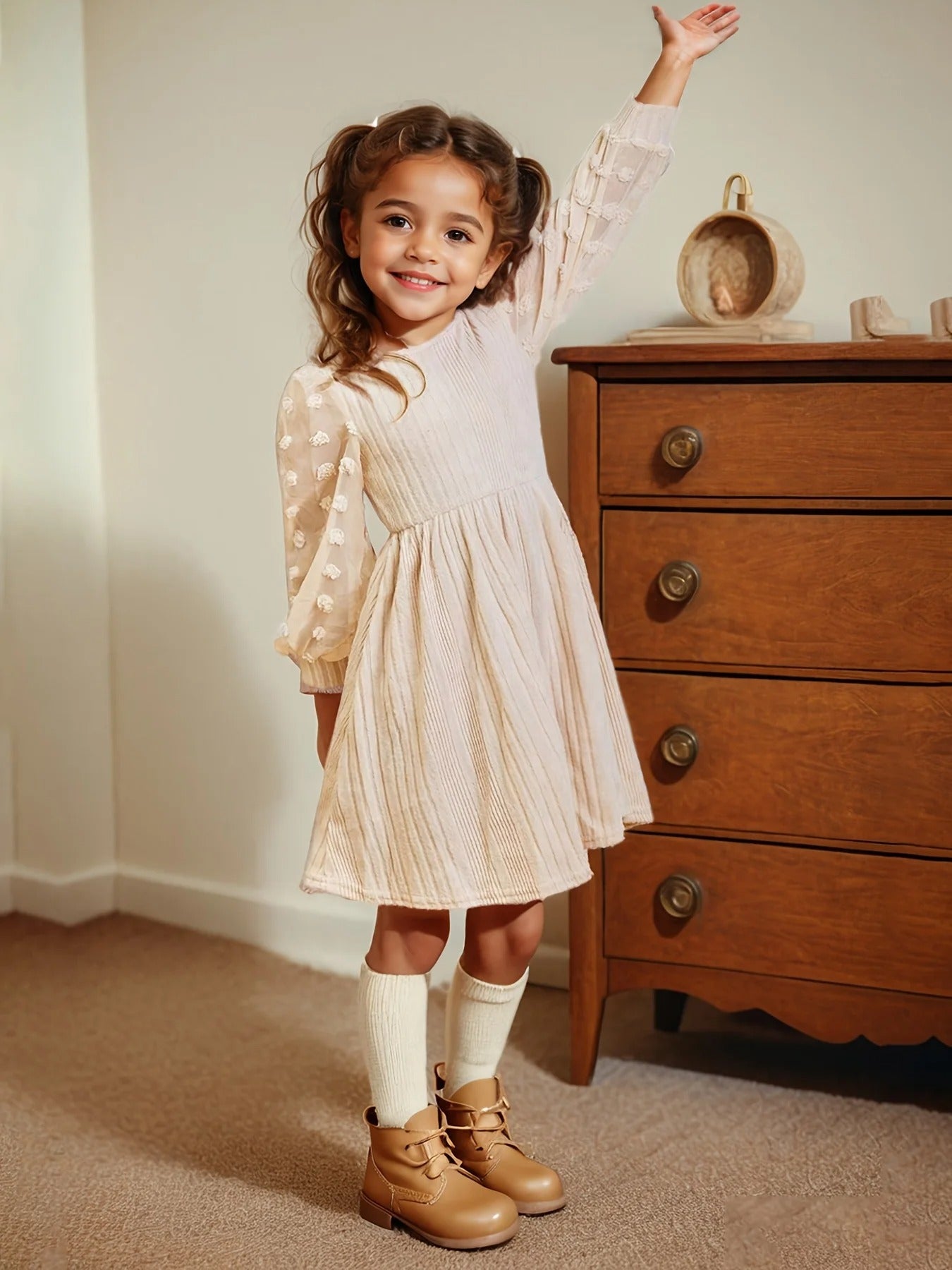 Cordkleid mit bestickten Tüllärmeln