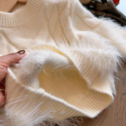 Edler Strickpullover mit Kunstfell-Details