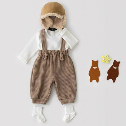 Baby Trägerhose aus weichem Rippstoff – bequem & vielseitig kombinierbar