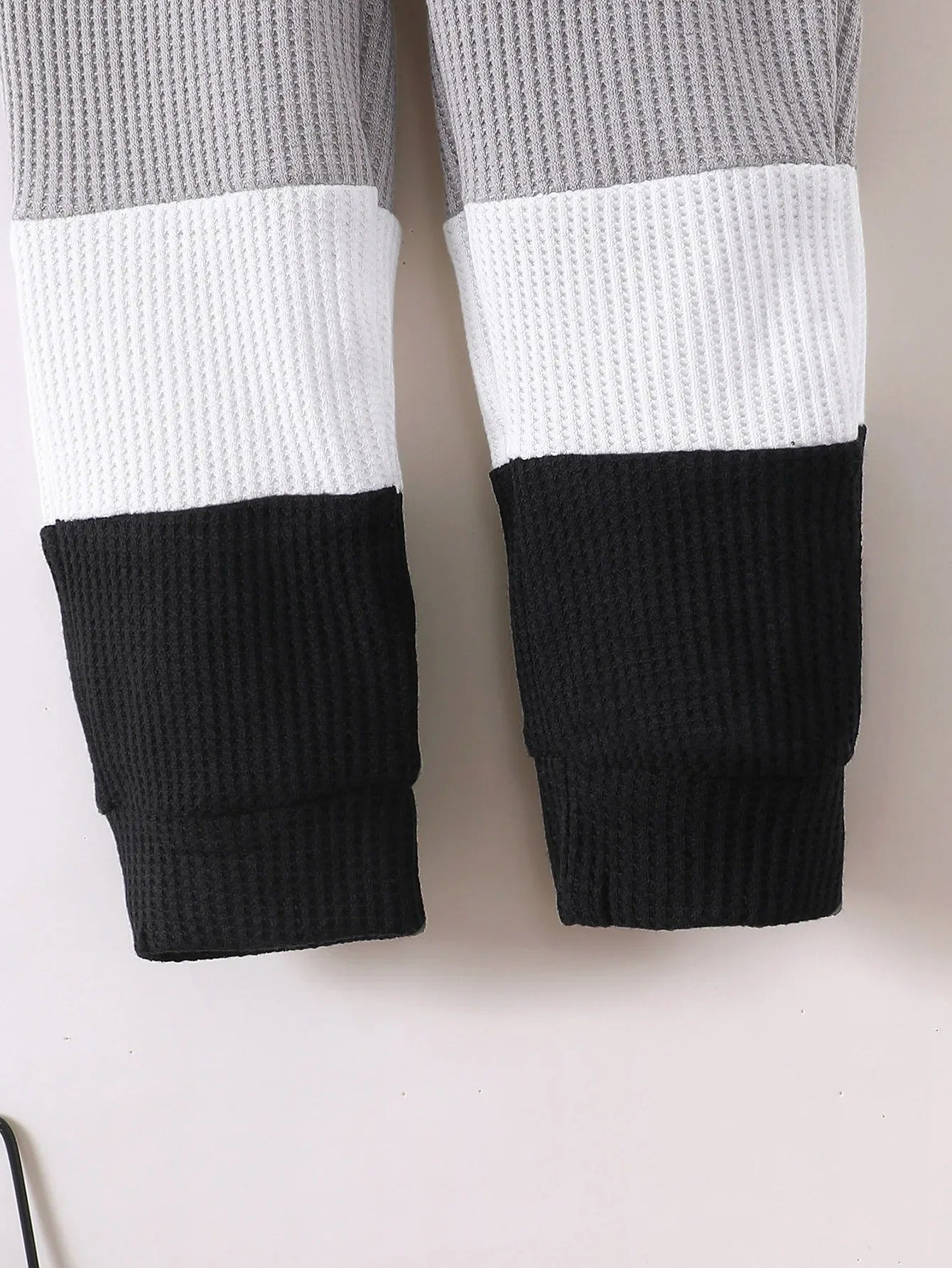 2-teiliges Jungen Set in Waffelstruktur – Grau, Weiß & Schwarz