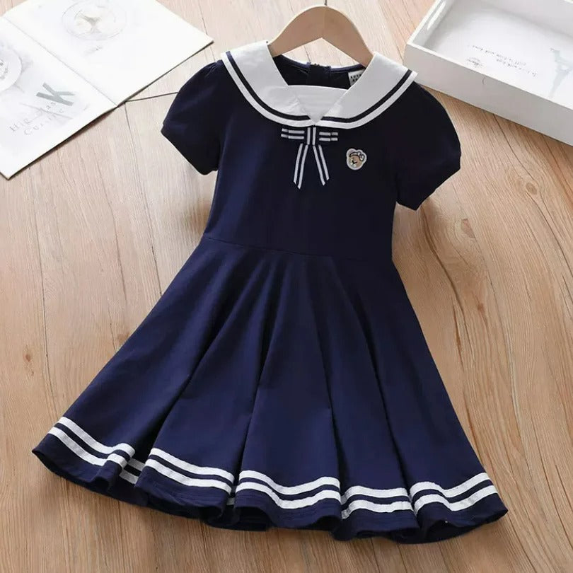 Maritimes Kinderkleid mit Schleife und Bärenmotiv