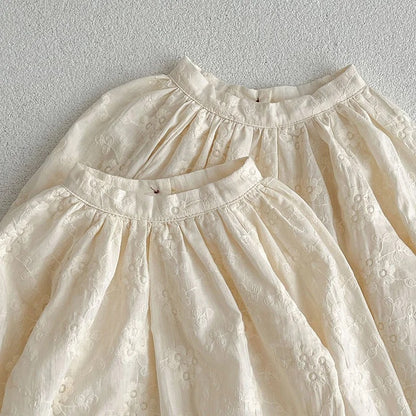 Mädchenkleid mit feiner Blumenstickerei – elegantes Baumwollkleid für Kinder